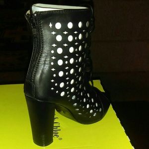 Black Stylish womens heel. New. Never worn